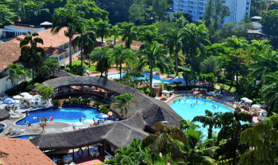 Viajantes relaxando nas piscinas termais de Caldas Novas
